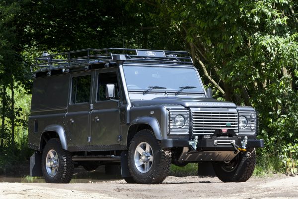 lr_land_rover_defender_monty_halls_dive_centre_02_(65563)